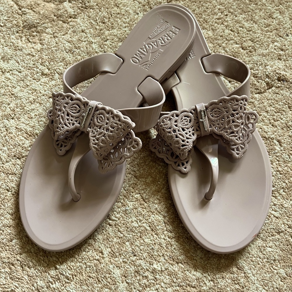 Salvatore Ferragamo beige jelly bow Bali flip flop